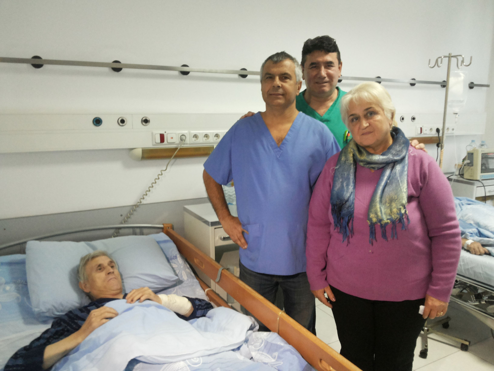 Добрата новина! Ортопеди оперираха социално слаб пациент и събраха лични средства за скъпия консуматив