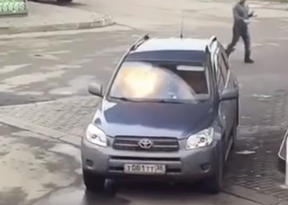Телефон се взриви в ръцете на девойка и я подпали (ВИДЕО)