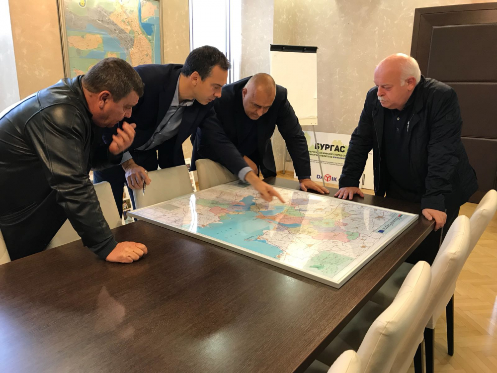 Борисов отиде в Бургас и веднага запретна ръкави (СНИМКИ)