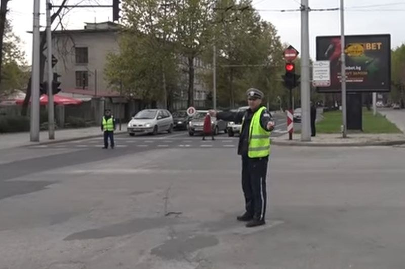 Скандално ВИДЕО! Катаджия псува грозно пътници след катастрофа: Ша ти прасна една палка и...