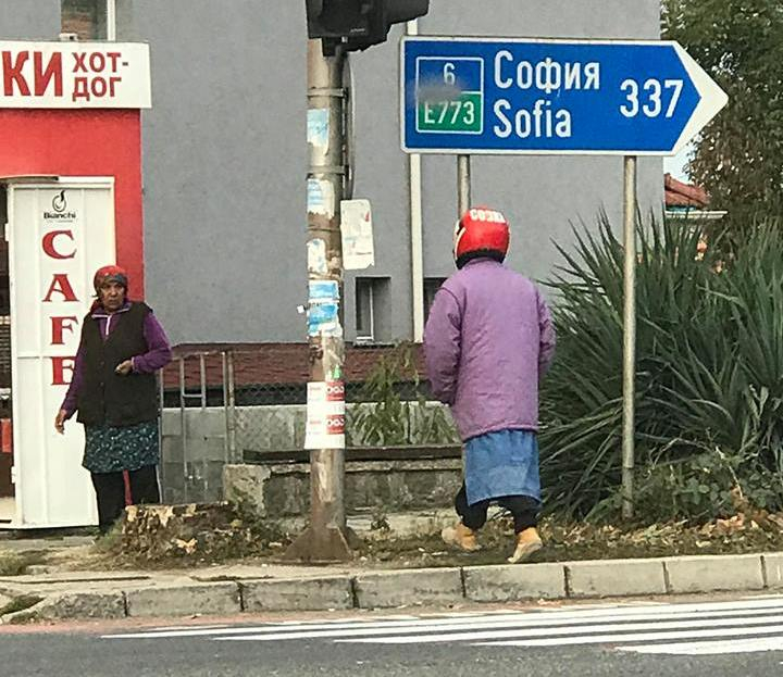 СНИМКИ на айтоска бабка разсмяха всички