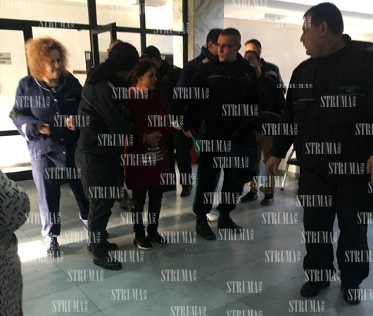 Петричанка припадна в съда, докато чака решението на магистратите по европейска заповед за арест (СНИМКИ)