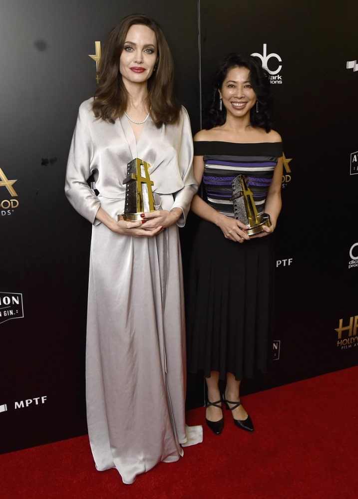Модни експерти попиляха Анджелина Джоли за нескопосан тоалет на Hollywood Film Awards! (СНИМКИ)