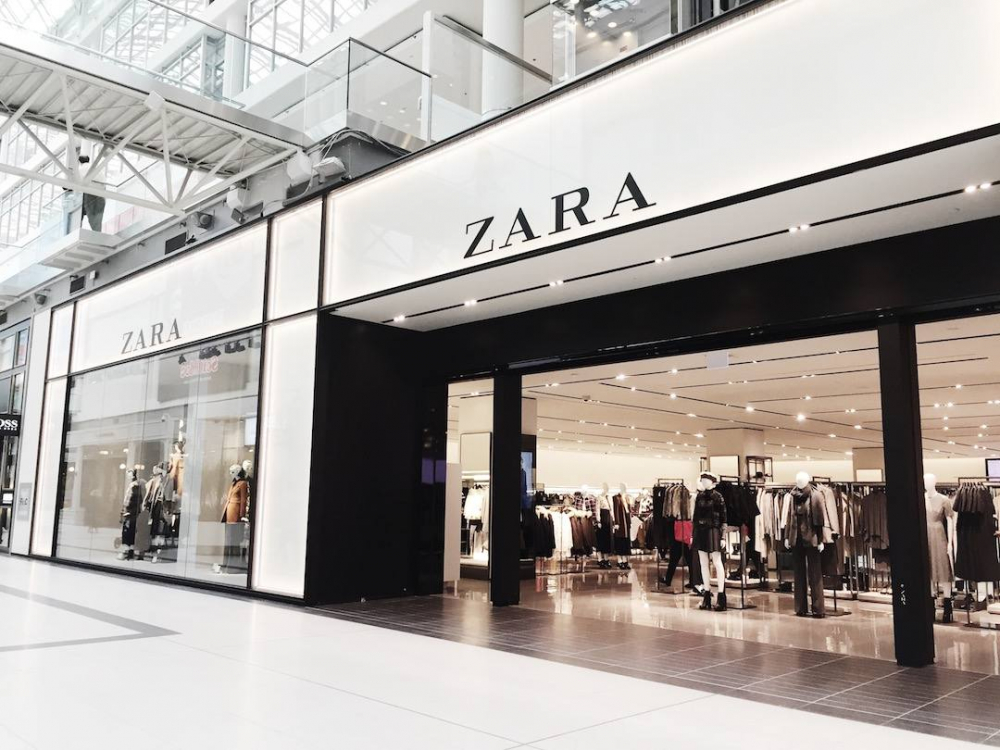 Разследване: Защо клиенти на Zara откриват бележки от турски шивачки със зов за помощ в дрехите си? 