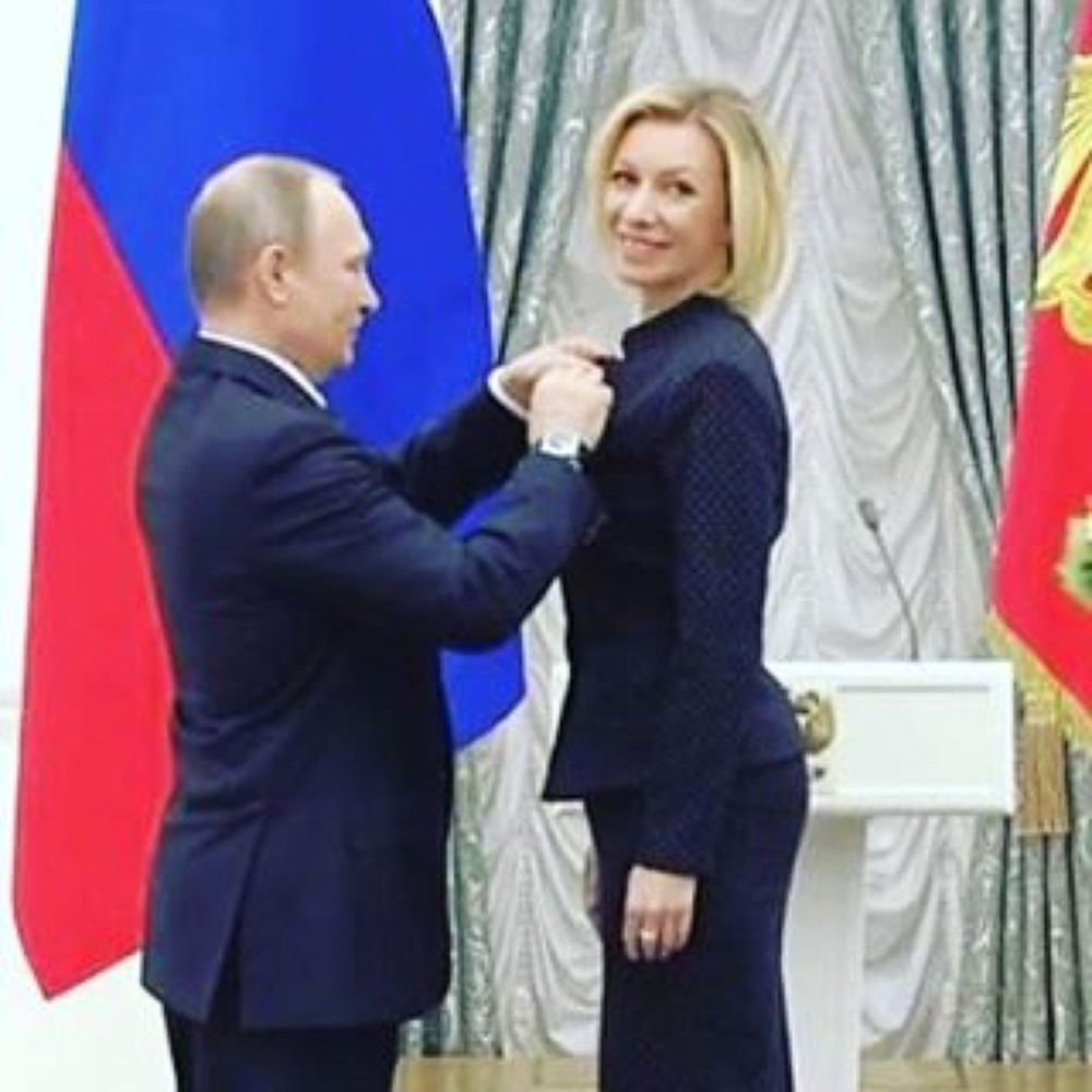 Прав ли е проф. Божо Димитров за "пиклата без цици"? Съблазнителни СНИМКИ на говорителката на руското МВнР Мария Захарова!