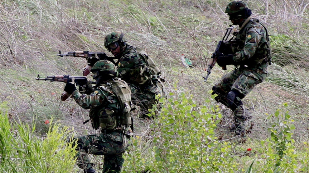 Извънредно! Бандити взривиха нов банкомат, скриха се в гора, командоси са по петите им