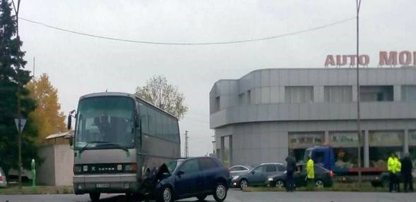 Динко отново е герой! Ловецът на бежанци вади ранени от касапница между кола и автобус на пътя (СНИМКИ)