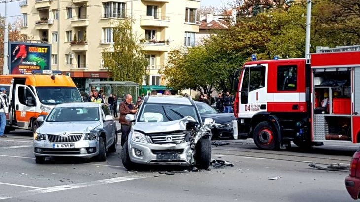 Извънредно и първо в БЛИЦ! Страшно меле на възлово столично кръстовище, хвърчат линейки, режат ламарини, за да вадят ранените (СНИМКИ)