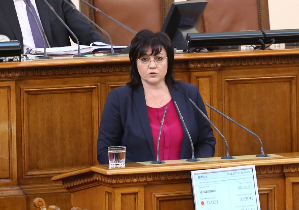 Беновска пита БСП: Създадохте впечатление, че ще разстреляте ГЕРБ с най-съвременно оръжие на вота за недоверие, а ги целите с хартиени фунийки през тръбичка