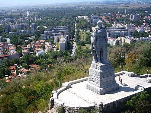 Вандали пак оскверниха легендарния паметник на Альоша в Пловдив