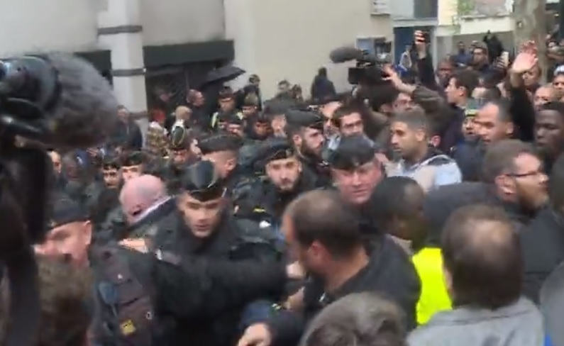 В Париж стана напечено! Стигна се до сблъсъци заради мюсюлманската молитва (ВИДЕО)
