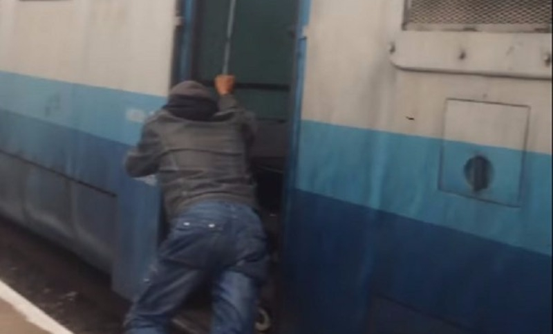 Вярвате или не: Накараха пътници да бутат влака си! (ВИДЕО)