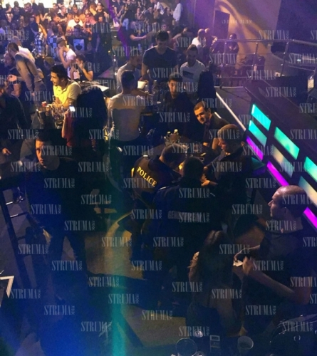 Страхотия: Тежко въоръжени жандармеристи нахлуха в пернишко заведение! Тарашат всички наред заради обирджиите от Сапарева баня? Ексклузивни СНИМКИ