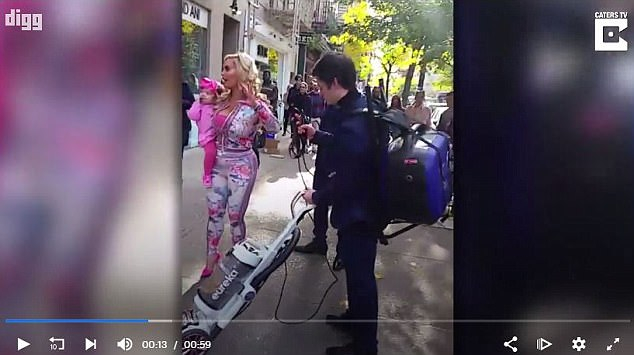 Най-голямата кифла на света! Жената на рапъра Ice T кара асистента ѝ да минава с прахосмукачка земята, по която ходи (ВИДЕО)