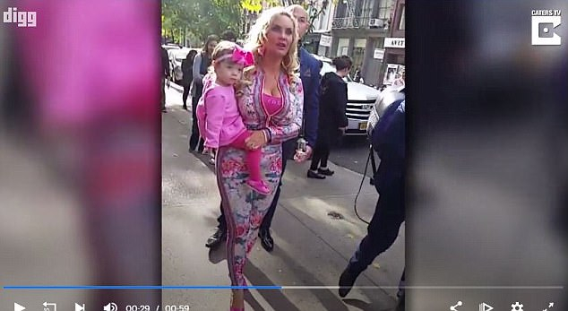 Най-голямата кифла на света! Жената на рапъра Ice T кара асистента ѝ да минава с прахосмукачка земята, по която ходи (ВИДЕО)