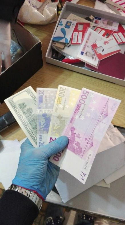 Разбиха престъпна група и печатницата й за фалшиви документи и пари (СНИМКИ)