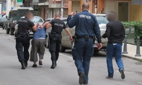 Разбиха престъпна група и печатницата й за фалшиви документи и пари (СНИМКИ)