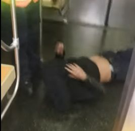 Брутална агресия в метрото на Ню Йорк! Служител на железницата рита и влачи пътник по пода на вагона (ВИДЕО)