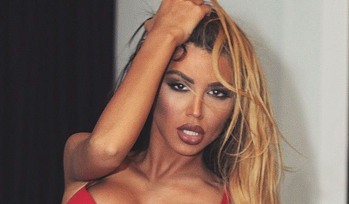 Горещо! Фолкаджийката Анджелина се заголи отзад (СНИМКИ 18+)