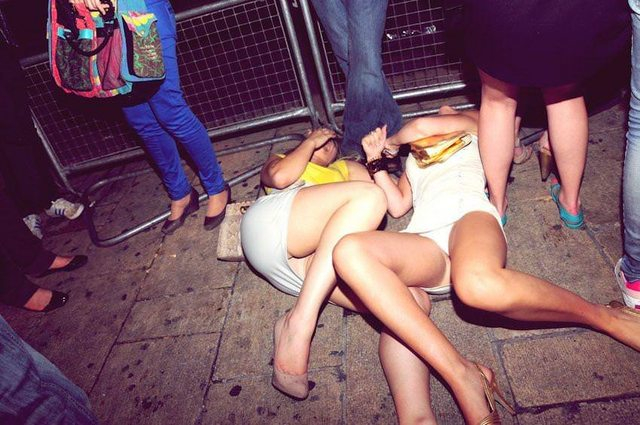 В мрежата се появиха потресаващи СНИМКИ 18+ от пиянски секс изцепки на британски младежи в курорта Брайтън!  
