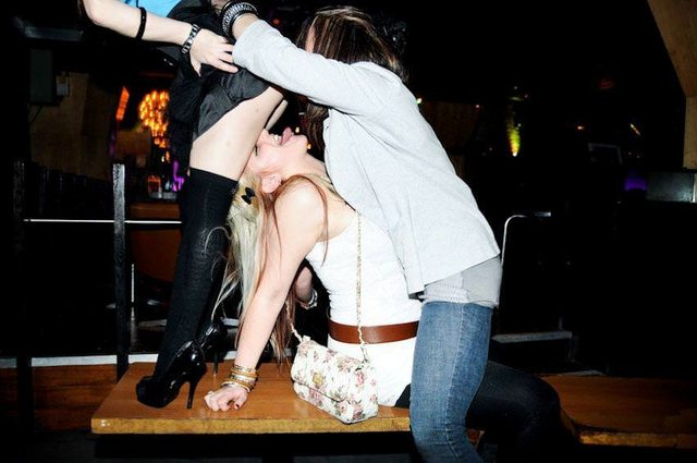 В мрежата се появиха потресаващи СНИМКИ 18+ от пиянски секс изцепки на британски младежи в курорта Брайтън!  