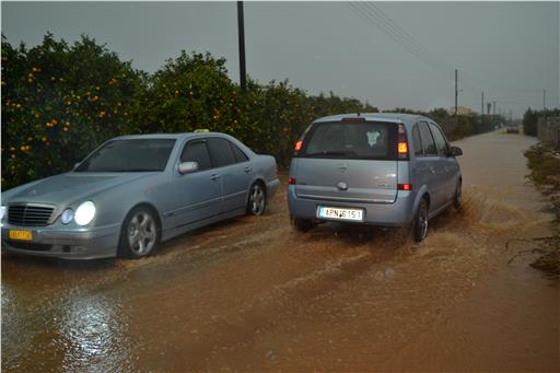 Воден ад в Гърция заради "Евридика", коли се търкалят в морето (СНИМКИ)