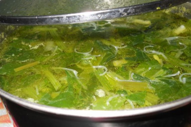 Тази супа, макар и със зелен цвят хем е лесна, хем - вкусна