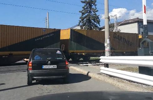 Пълно безумие! Уловиха на ВИДЕО как влак минава на вдигната бариера през Нови Искър