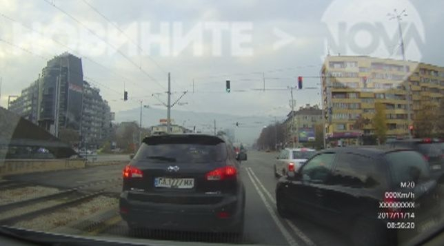 Агресивен джигит с "Рено" се помисли за цар на софийските улици! Наглостта му стигна до там, че...  (СНИМКИ)