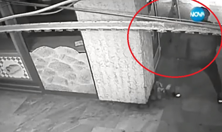 Потресаващо ВИДЕО! Въоръжено нападение и взрив разтърсиха столичен подлез 