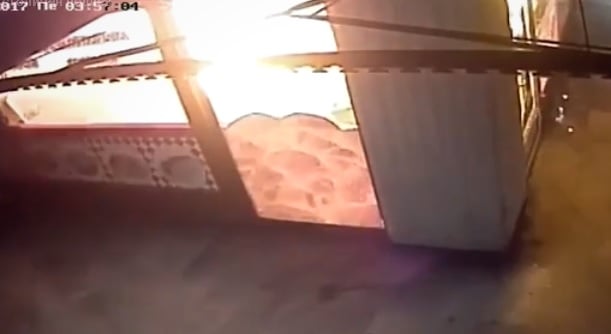 Потресаващо ВИДЕО! Въоръжено нападение и взрив разтърсиха столичен подлез 