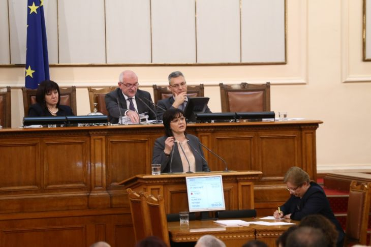 Горещи СНИМКИ в БЛИЦ! Свада в парламента: Главчев изгони Корнелия Нинова
