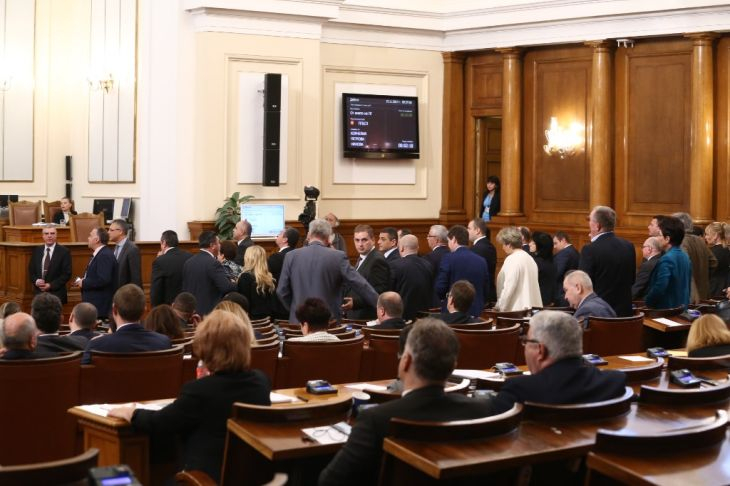 Горещи СНИМКИ в БЛИЦ! Свада в парламента: Главчев изгони Корнелия Нинова