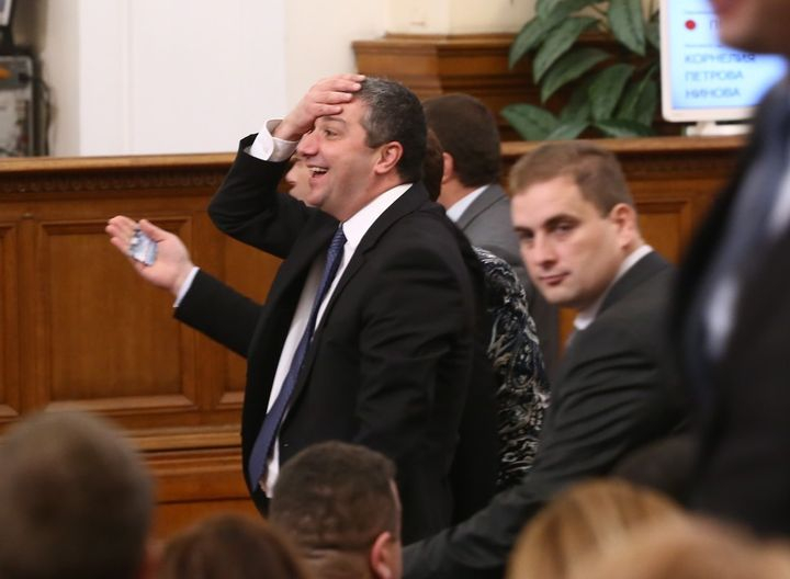 Горещи СНИМКИ в БЛИЦ! Свада в парламента: Главчев изгони Корнелия Нинова