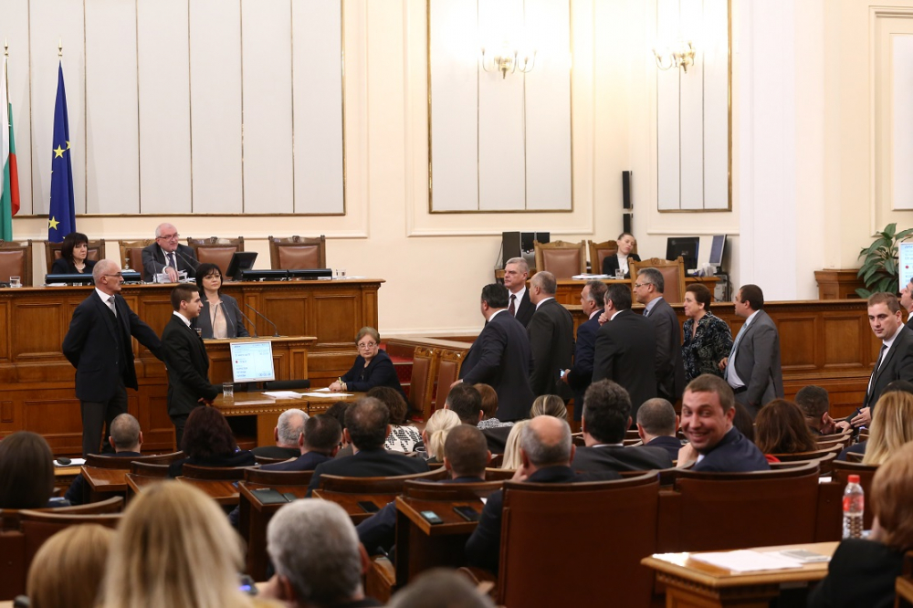 Историческо в БЛИЦ TV: ВИДЕО от горещия парламентарен ден, преобърнал политическия живот на Главчев и Караянчева