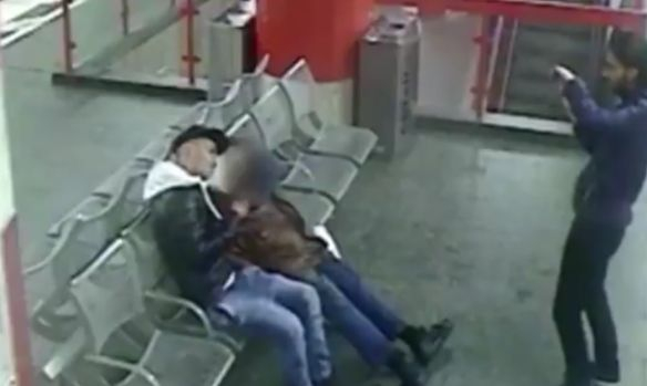 Ужасяваща гавра! Двама араби запалиха бездомник в Мюнхен и се хилят (ВИДЕО)