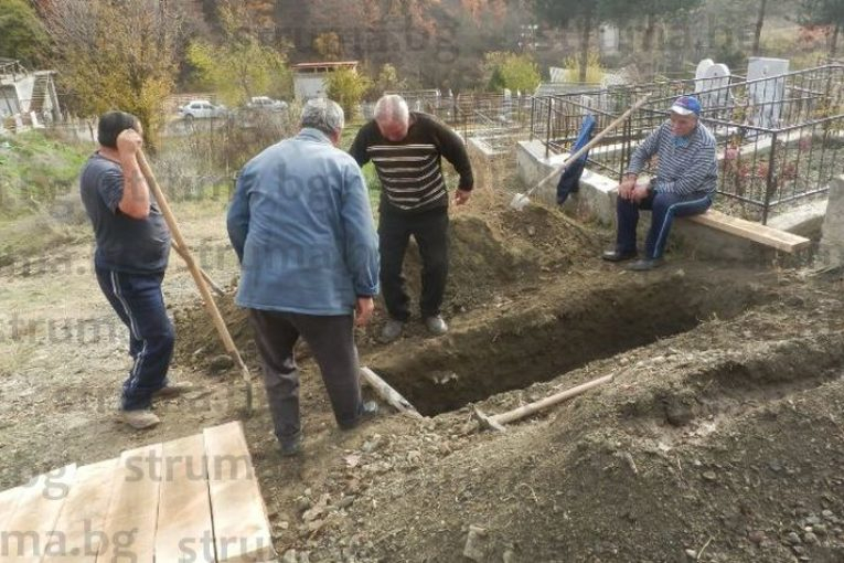 Трагедията е огромна! Синовете на смачкания от вагонетка миньор в „Ораново“ не успяха да дойдат на погребението му