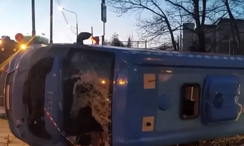 Мерцедес мина на червено, рани 9 в маршрутка (ВИДЕО)