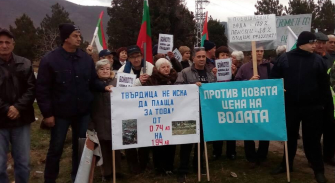 Шоково поскъпване на водата накара граждани от Твърдица да блокират Подбалканския път (СНИМКИ)