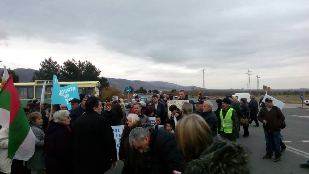 Шоково поскъпване на водата накара граждани от Твърдица да блокират Подбалканския път (СНИМКИ)