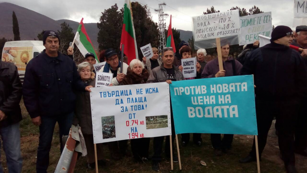 Шоково поскъпване на водата накара граждани от Твърдица да блокират Подбалканския път (СНИМКИ)
