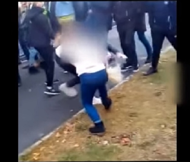 ВИДЕО (18+) с две ученички, които се бият до кръв, взриви мрежата