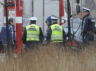Пожарникари извадиха треперещо дете от задната седалка на колата ковчег край Белово 