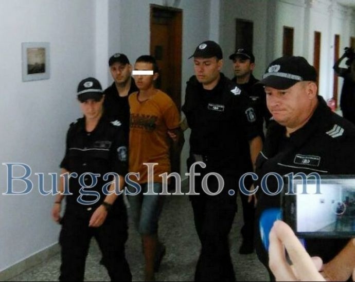 Три месеца след бруталното убийство на 11-годишната Никол, убиецът й Иван търка наровете в затвора и...