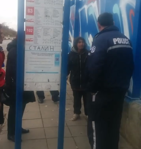 Пак двоен стандарт: Свалят роми без билети, те се хилят нагло и се качват обратно в автобуса под носа на полицаите (ВИДЕО)