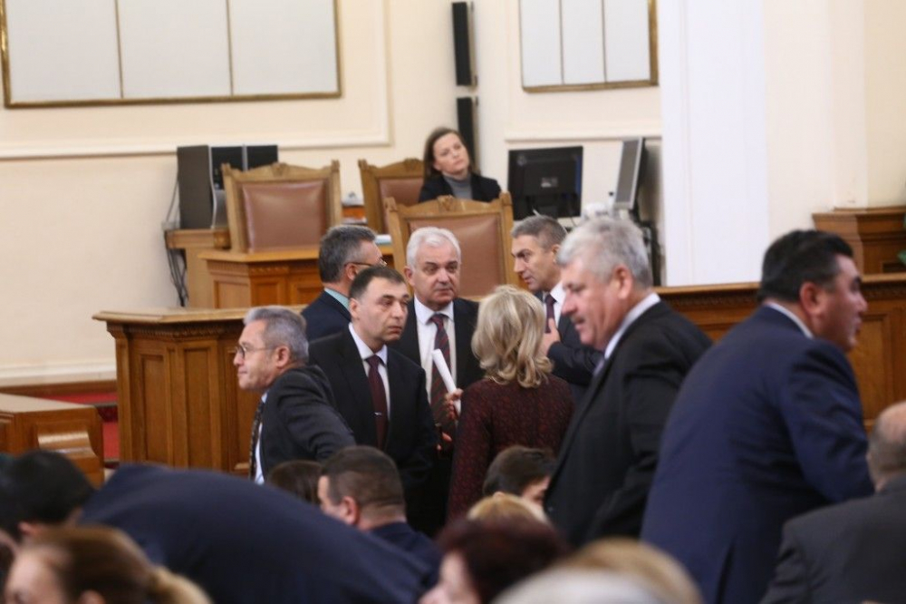 Първо в БЛИЦ! С мощни аплодисменти депутатите приеха оставката на Главчев! (СНИМКИ)
