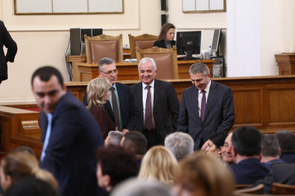 Първо в БЛИЦ! С мощни аплодисменти депутатите приеха оставката на Главчев! (СНИМКИ)