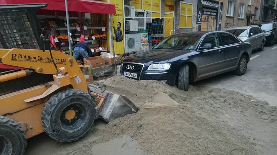 Само в БЛИЦ! Гъзар с лъскава кола изнагля безумно на пъпа на София, но му се случи случка (СНИМКИ/ВИДЕО)