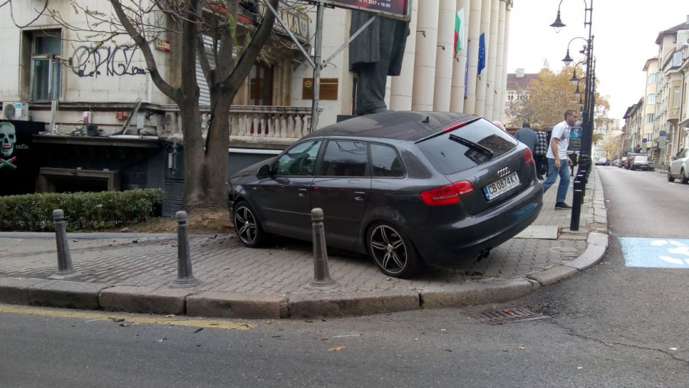 Първо в БЛИЦ! "Ауди" целуна уличен стълб пред столичната опера след сблъсък с такси (СНИМКИ)