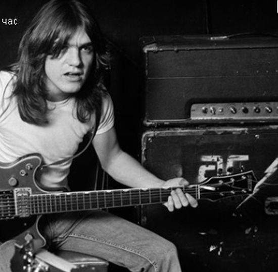 Шокираща новина: Почина легендарен китарист и основател на AC/DC 